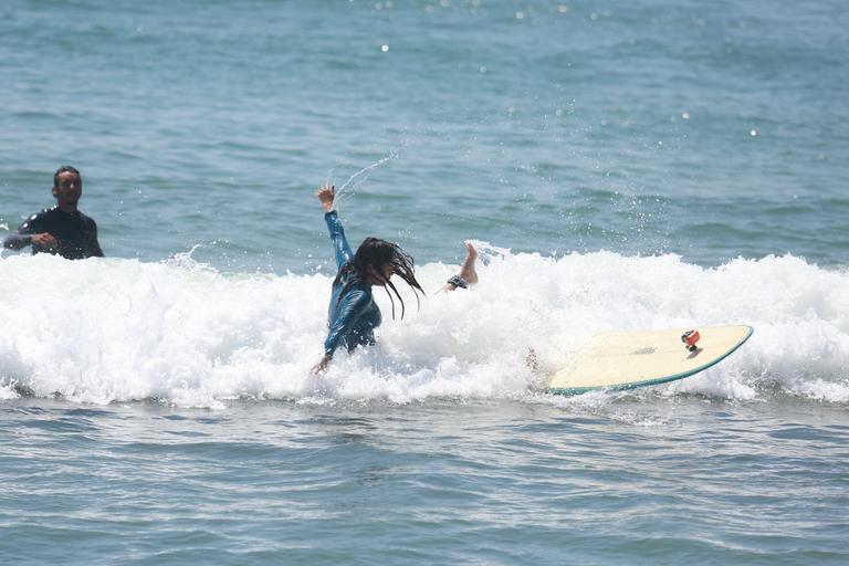 Com instrutor bonitão, Carol Nakamura aprende a surfar no Rio