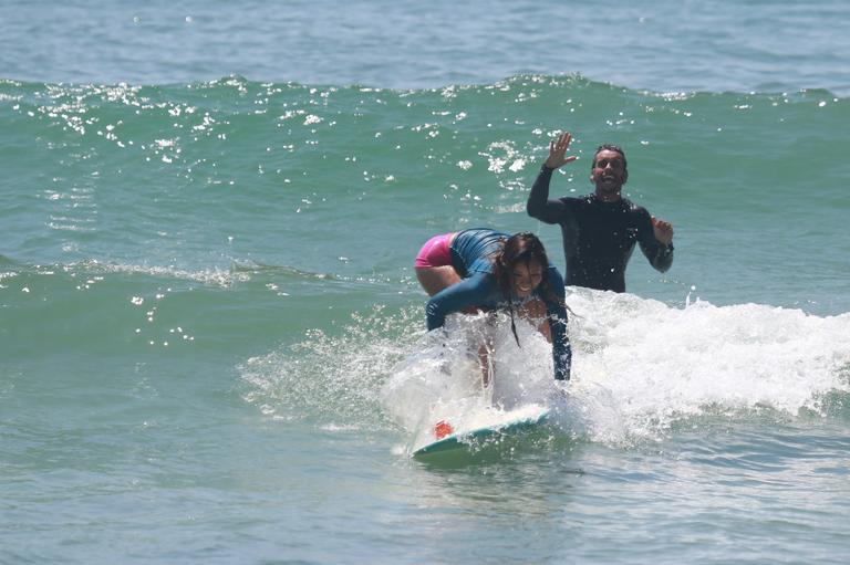 Com instrutor bonitão, Carol Nakamura aprende a surfar no Rio