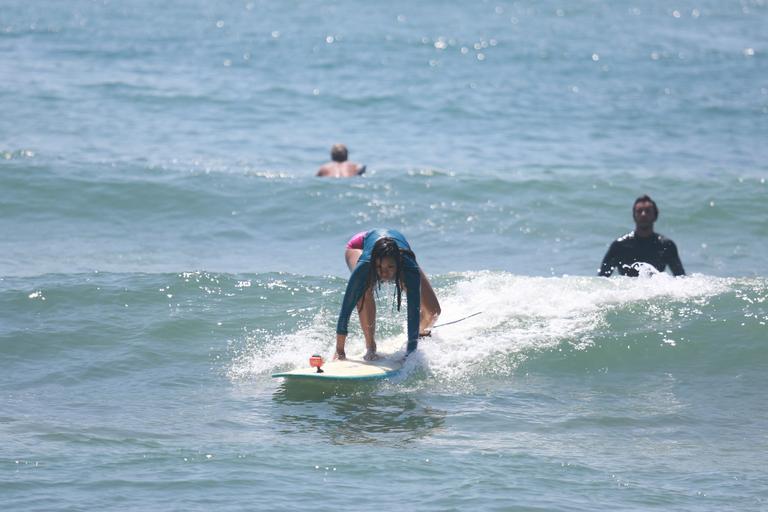 Com instrutor bonitão, Carol Nakamura aprende a surfar no Rio