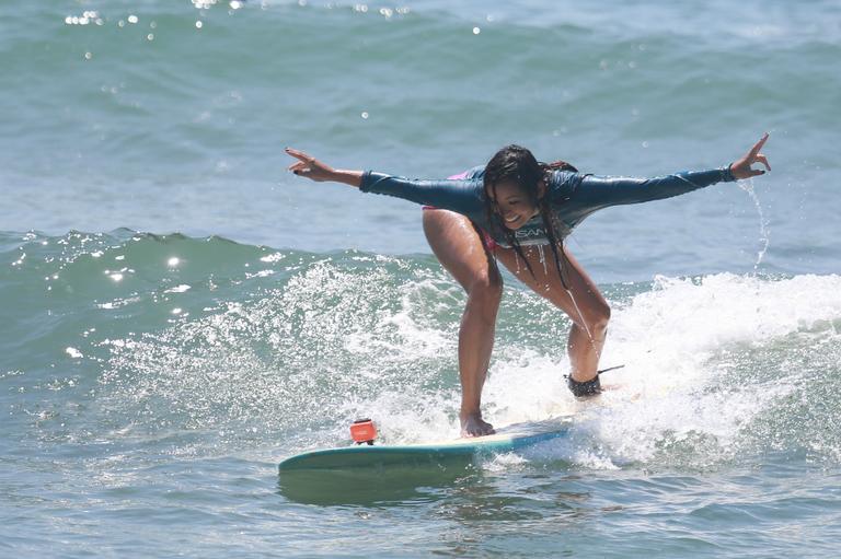 Com instrutor bonitão, Carol Nakamura aprende a surfar no Rio