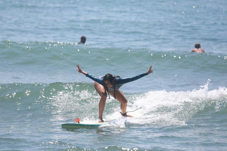 Com instrutor bonitão, Carol Nakamura aprende a surfar no Rio