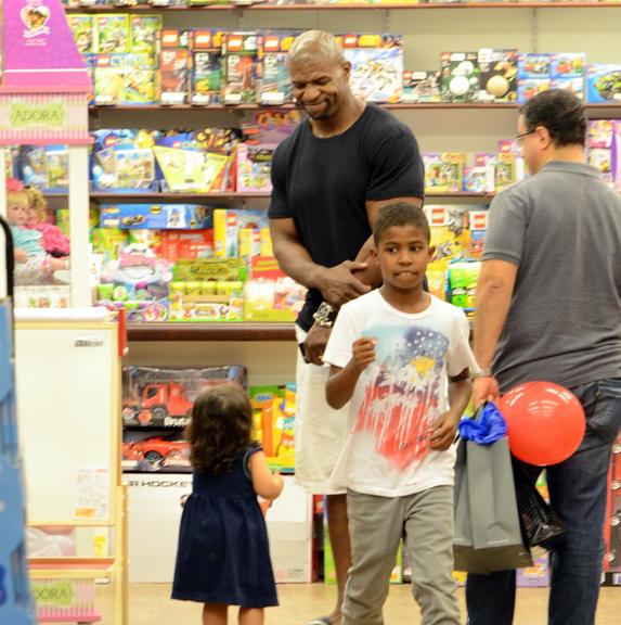 Terry Crews, de Todo Mundo Odeia o Chris, passeia com a família no Rio