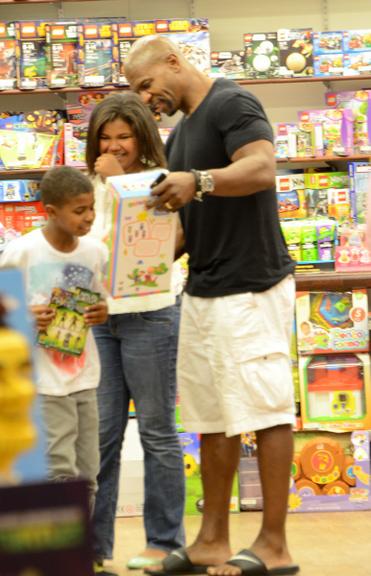 Terry Crews, de Todo Mundo Odeia o Chris, passeia com a família no Rio