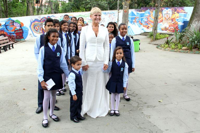 Xuxa lança livro Brasil das Crianças ao lado de Junno Andrade no Rio