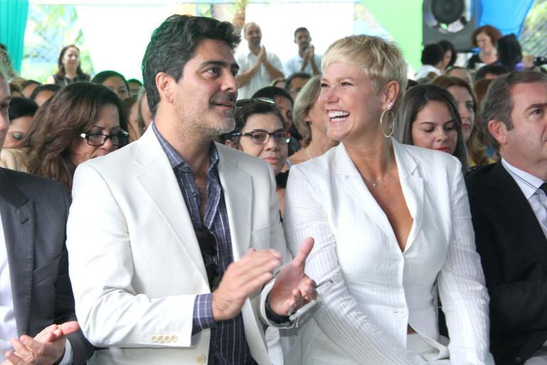 Xuxa lança livro Brasil das Crianças ao lado de Junno Andrade no Rio