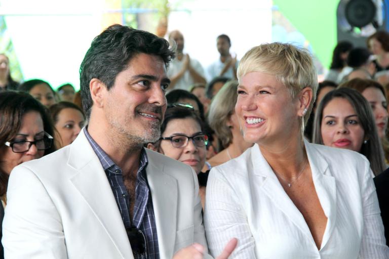 Xuxa lança livro Brasil das Crianças ao lado de Junno Andrade no Rio