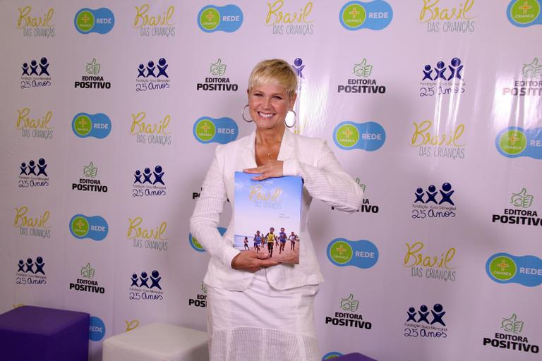 Xuxa lança livro Brasil das Crianças ao lado de Junno Andrade no Rio