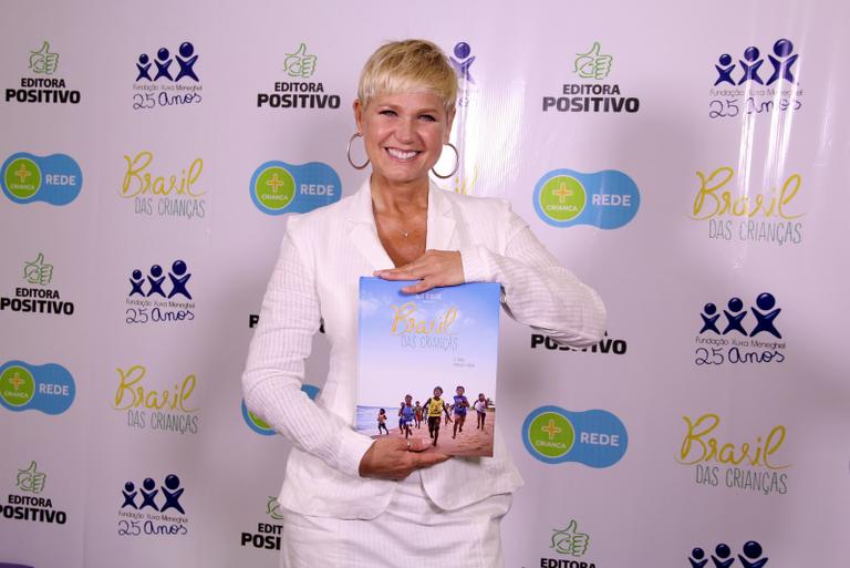 Xuxa lança livro Brasil das Crianças ao lado de Junno Andrade no Rio