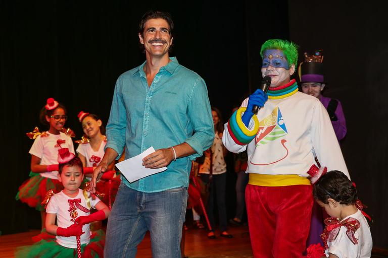 Reynaldo Gianecchini participa de festa de Natal do GRAAC