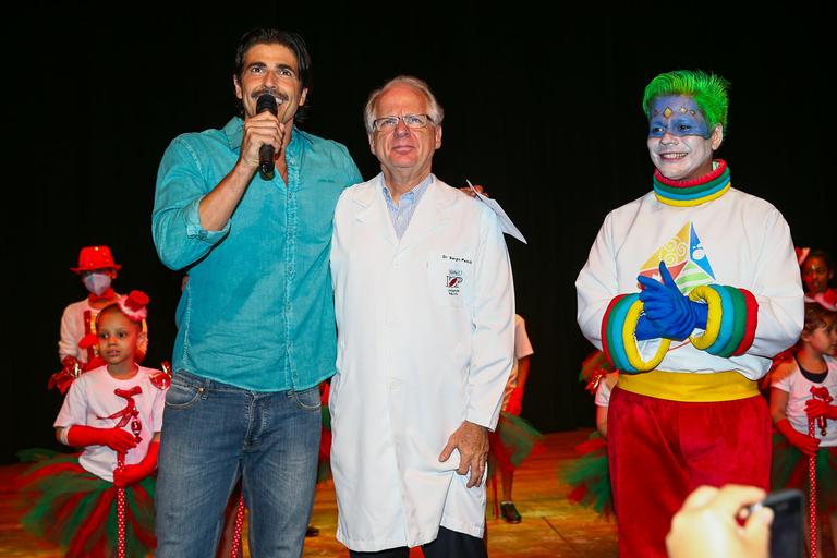 Reynaldo Gianecchini participa de festa de Natal do GRAAC