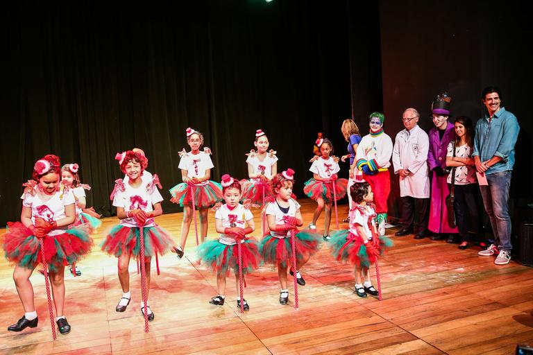 Reynaldo Gianecchini participa de festa de Natal do GRAAC