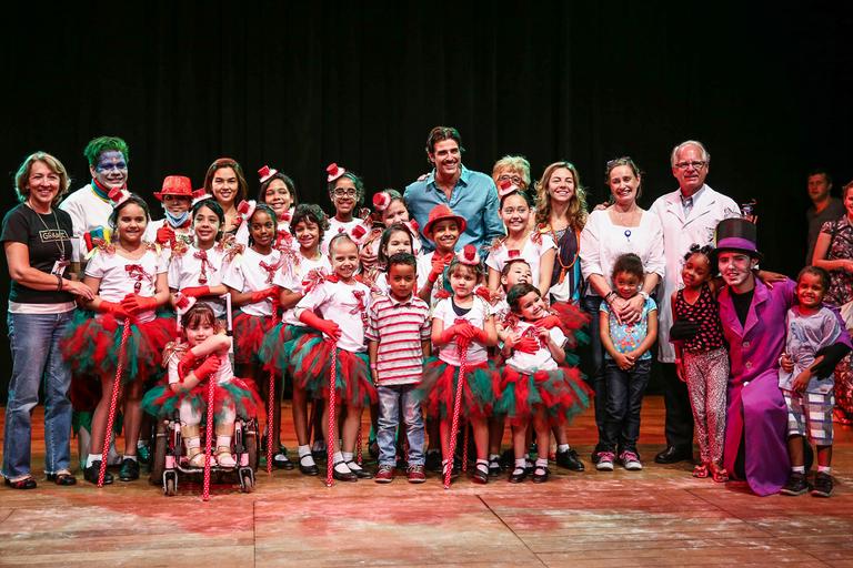 Reynaldo Gianecchini participa de festa de Natal do GRAAC