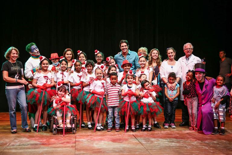 Reynaldo Gianecchini participa de festa de Natal do GRAAC