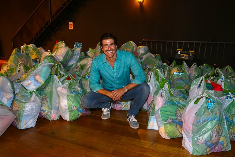 Reynaldo Gianecchini participa de festa de Natal do GRAAC