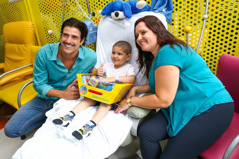 Reynaldo Gianecchini visita crianças, distribui presentes e tira fotos no hospital do GRAAC