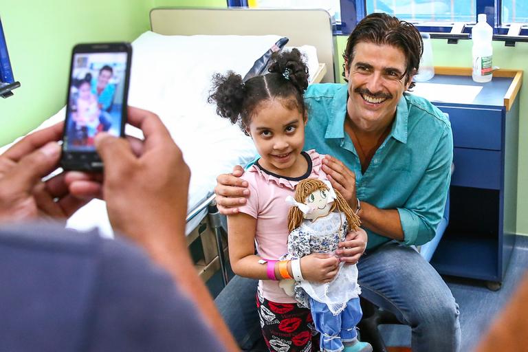 Reynaldo Gianecchini visita crianças, distribui presentes e tira fotos no hospital do GRAAC