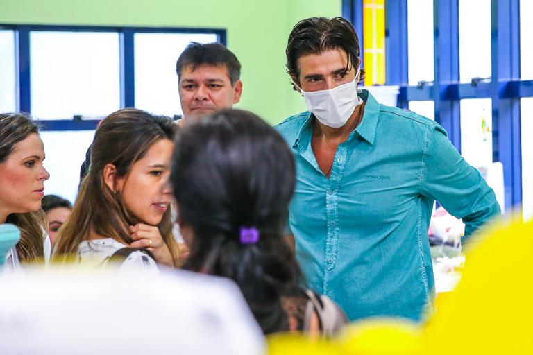 Reynaldo Gianecchini visita crianças, distribui presentes e tira fotos no hospital do GRAAC