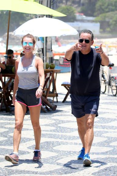 Galvão Bueno faz caminhada em praia no Rio