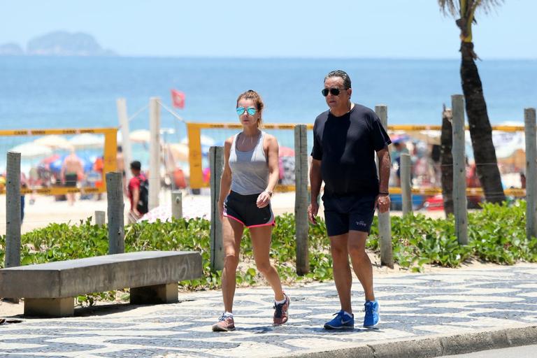 Galvão Bueno faz caminhada em praia no Rio