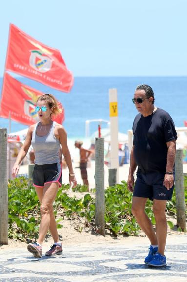 Galvão Bueno faz caminhada em praia no Rio