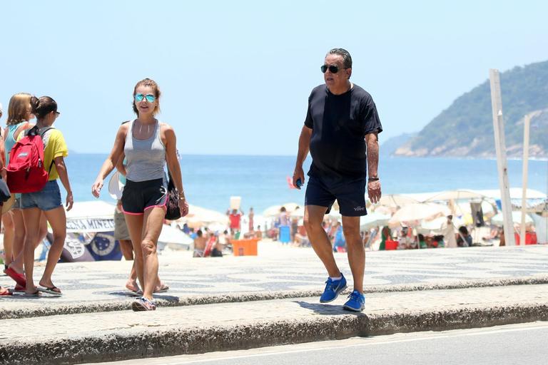 Galvão Bueno faz caminhada em praia no Rio