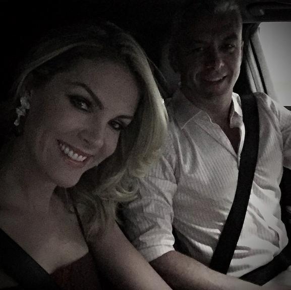 Carfie - selfie no carro - é mania entre famosos que amam o Instagram