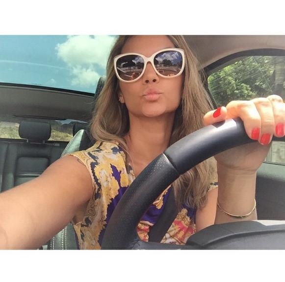 Carfie - selfie no carro - é mania entre famosos que amam o Instagram