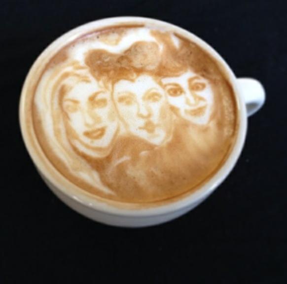 Barista prepara cafés com rosto de artistas e personagens famosos