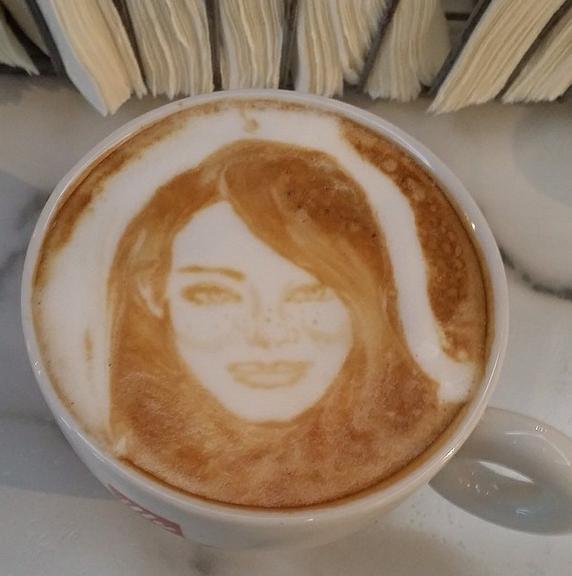 Barista prepara cafés com rosto de artistas e personagens famosos