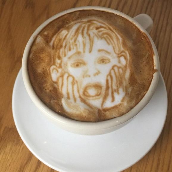 Barista prepara cafés com rosto de artistas e personagens famosos