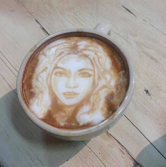 Barista prepara cafés com rosto de artistas e personagens famosos