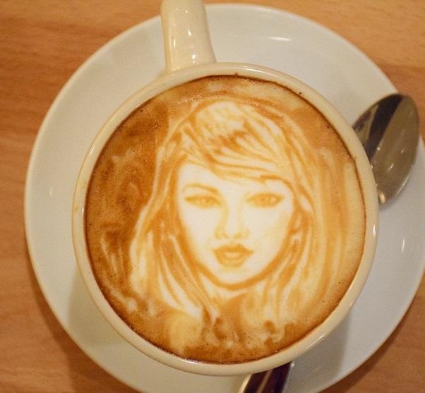 Barista prepara cafés com rosto de artistas e personagens famosos