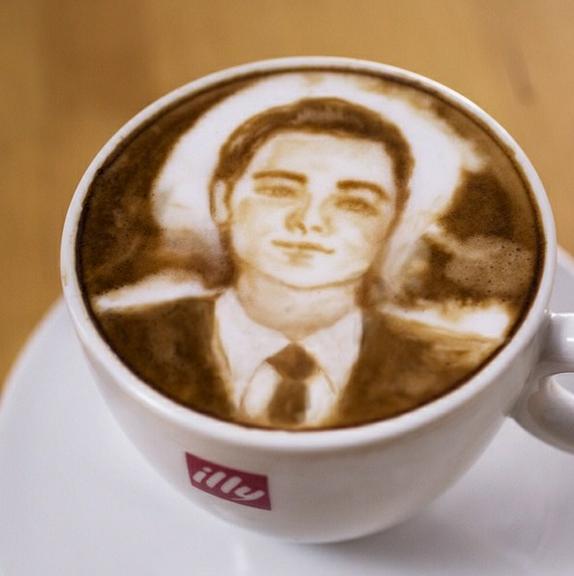 Barista prepara cafés com rosto de artistas e personagens famosos