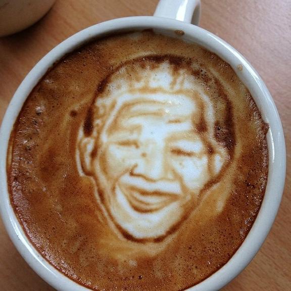 Barista prepara cafés com rosto de artistas e personagens famosos