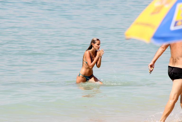 Yasmin Brunet exibe boa forma em praia do Rio de Janeiro