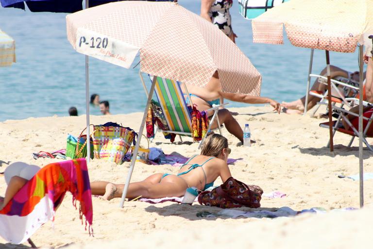 Yasmin Brunet exibe boa forma em praia do Rio de Janeiro