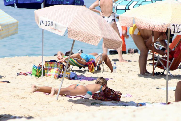 Yasmin Brunet exibe boa forma em praia do Rio de Janeiro