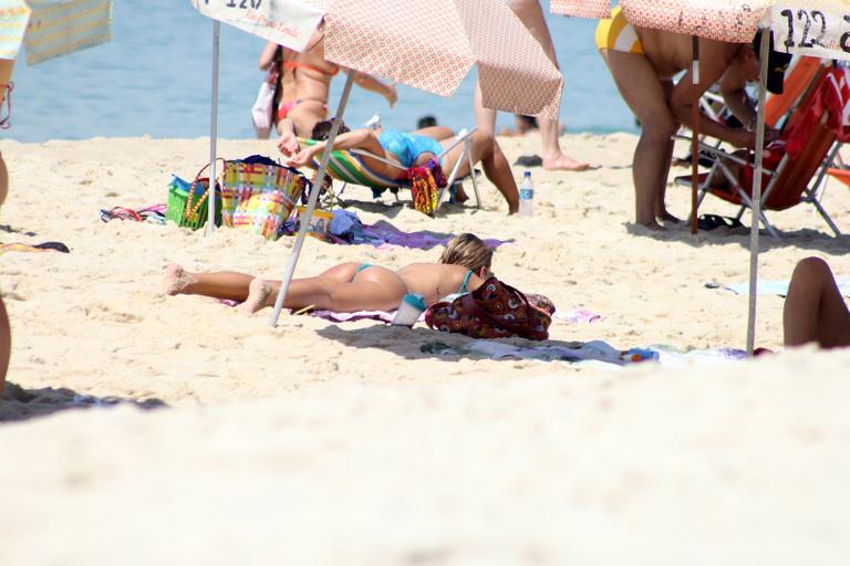 Yasmin Brunet exibe boa forma em praia do Rio de Janeiro