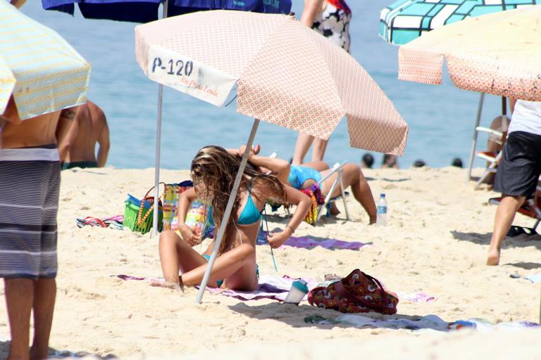 Yasmin Brunet exibe boa forma em praia do Rio de Janeiro