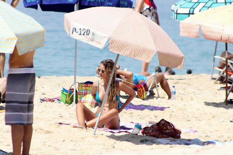 Yasmin Brunet exibe boa forma em praia do Rio de Janeiro