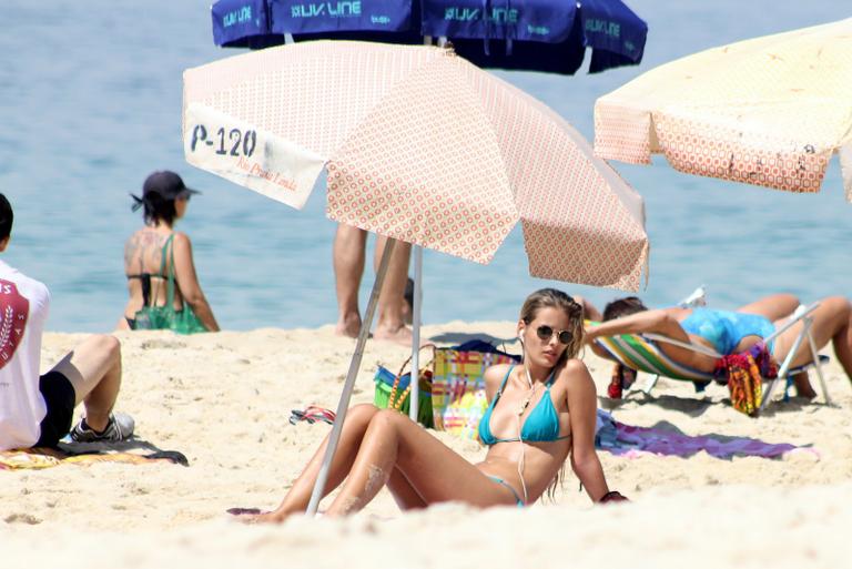 Yasmin Brunet exibe boa forma em praia do Rio de Janeiro