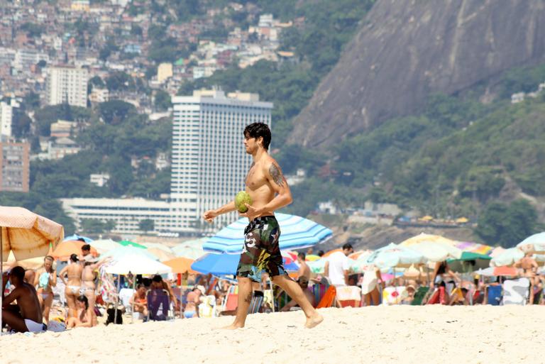 Yasmin Brunet exibe boa forma em praia do Rio de Janeiro