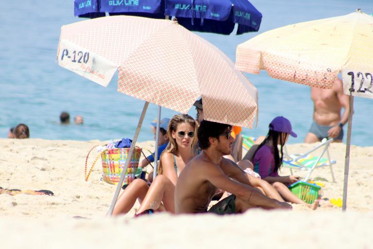 Yasmin Brunet exibe boa forma em praia do Rio de Janeiro