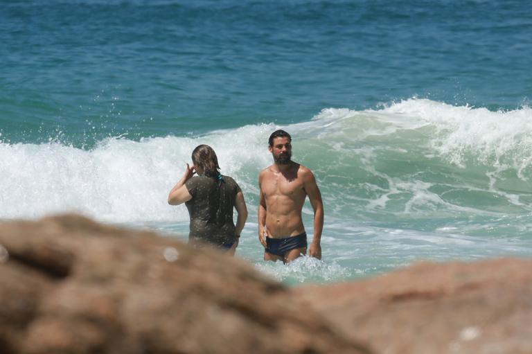 Cauã Reymond exibe corpo musculoso durante mergulho no mar