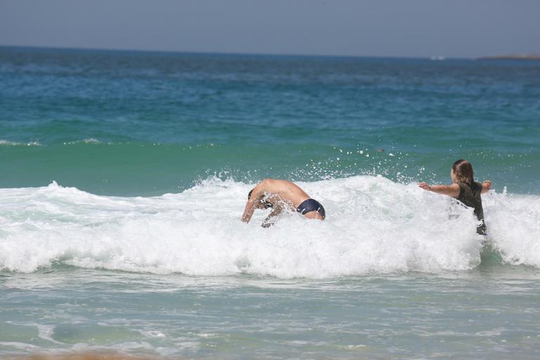 Cauã Reymond exibe corpo musculoso durante mergulho no mar