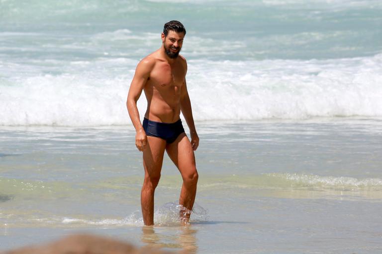 Cauã Reymond exibe corpo musculoso durante mergulho no mar