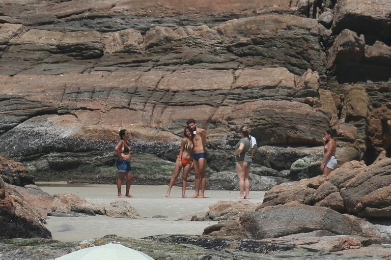 Cauã Reymond exibe corpo musculoso durante mergulho no mar