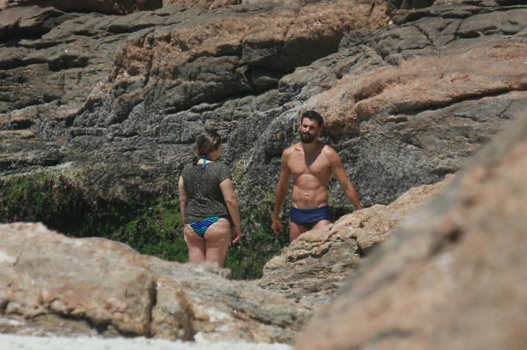 Cauã Reymond exibe corpo musculoso durante mergulho no mar