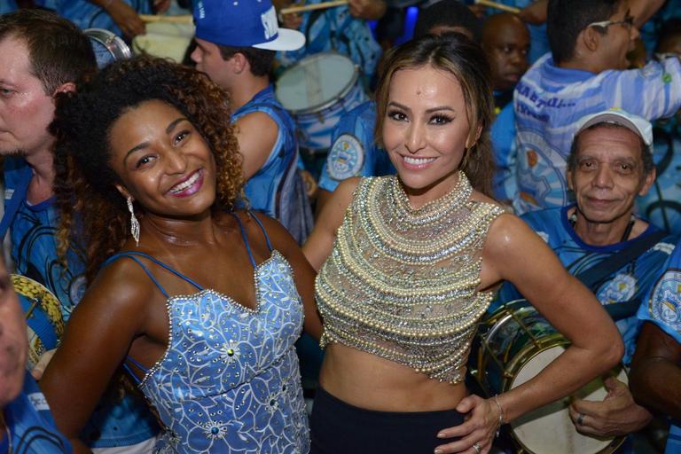 Sabrina Sato exibe barriga sarada em quadra de escola de samba