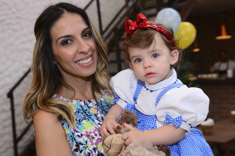 Maria Eduarda, filha de Henri Castelli e Juliana Despírito, completa 1 ano